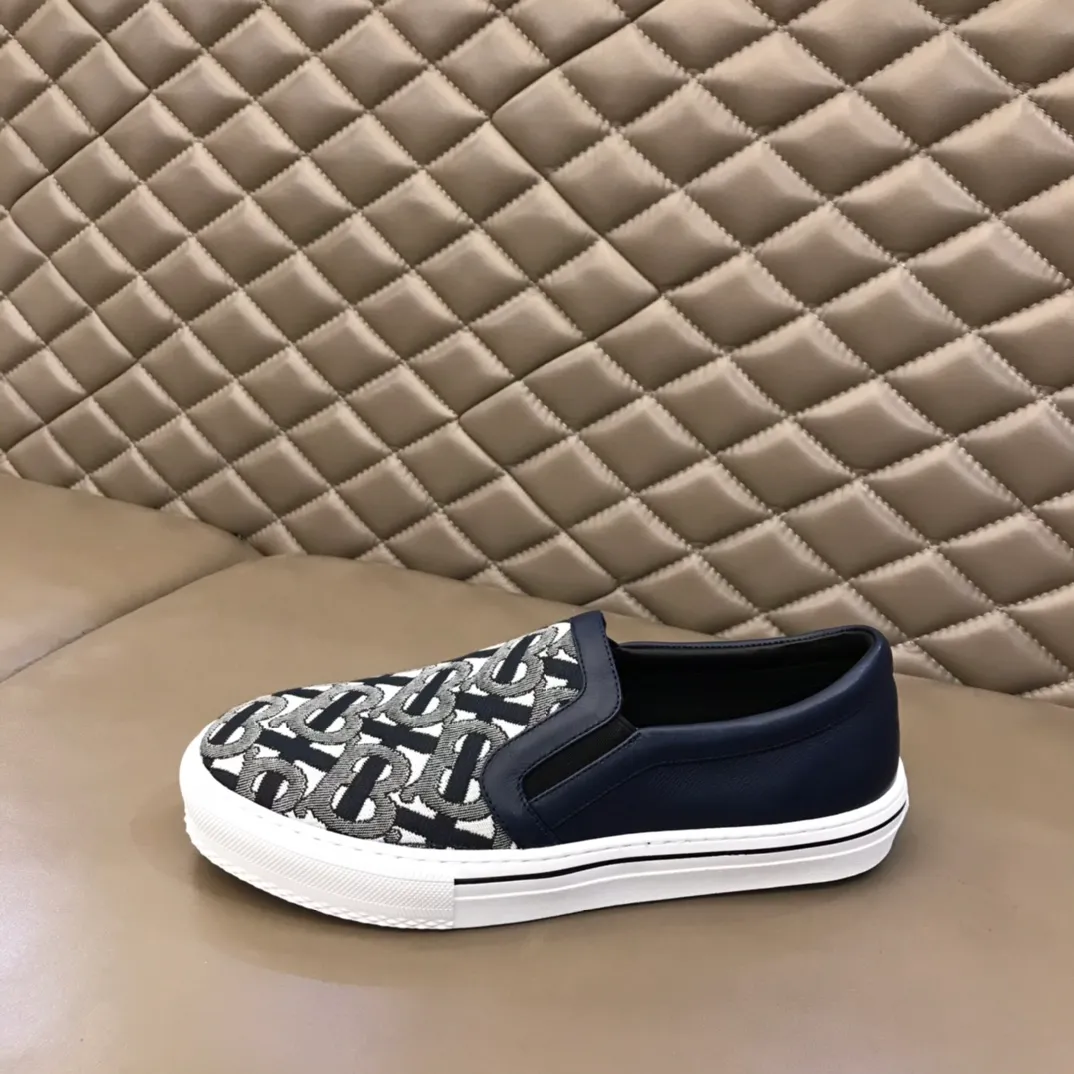 ◾️▫️P340. B's new spring and summer product, men's classic low-cut slip-on sneakers, are made of classic retro B's printed canvas material, spliced ​​with layered calfskin, and decorated with a new brand logo. First-layer cowhide lining, embossed Burberry logo on the heel, and original TPU outsole!  Size: 38-45
